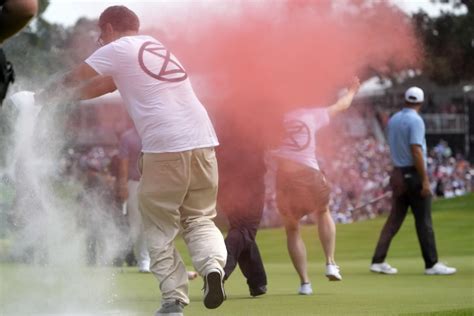 Activistas ambientales irrumpen el torneo de golf del PGA Tour y rocían