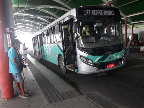 Passageiros esperam mais de uma hora por ônibus no Terminal Central