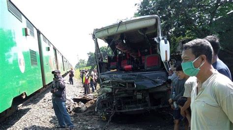 Video Kondisi Terkini Bus Harapan Jaya Yang Tertabrak Kereta Api Di