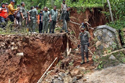 Fenomena Pergerakan Tanah Di Bandung Barat Rumah Direlokasi