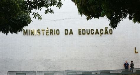 Mais cotados para o MEC seguem política educacional olavista Sinpro MG