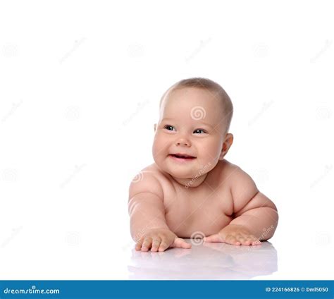 Joyeuse Rires Enfant Bébé Petite Fille Dans La Couche Est Allongé Sur