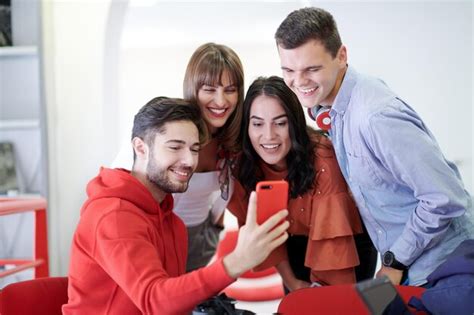 Grupo De Adolescentes Multiétnicos Tomando Una Selfie En La Escuelael