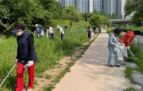 수원시 장안구 정자1동 행정복지센터 주민과 함께 서호천 산책로 대청소