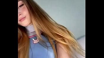 Jeune fille se frottant la chatte à l écran XVIDEOS