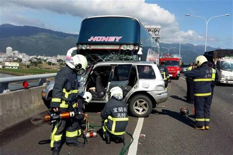 國5遊覽車撞小客車 2人送醫 社會 中央社