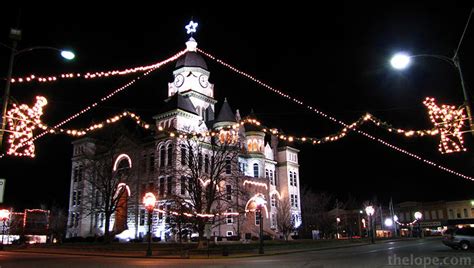 The courthouse in the town square of Carthage, Missouri, is decked out ...