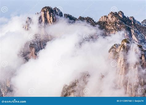 Nubes Sobre Los Picos Del Parque Nacional De Huangshan Anhui La