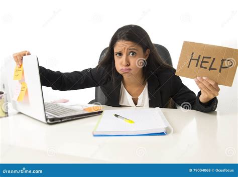 La Muestra Latina Desesperada Ocupada Joven De La Ayuda De La Tenencia De La Empresaria Que Se