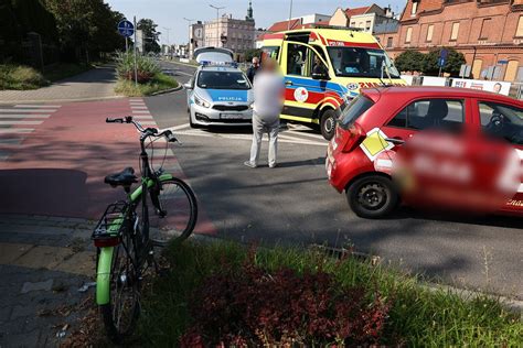 Wypadek W Lesznie Zderzenie Rowerzystki Z Autem Nauki Jazdy Kobieta