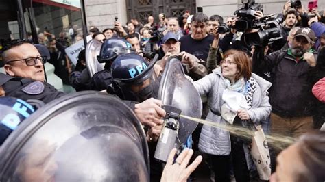 Tensión en el Congreso una marcha de jubilados y partidos de izquierda