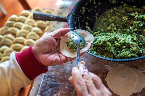 Bolas De Masa Hervida Del Chino Tradicional Cocinar Las Bolas De Masa