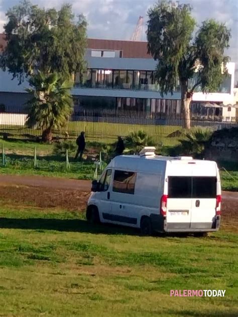 Campeggio E Parcheggio Abusivo Sul Prato Del Castello A Mare Palude