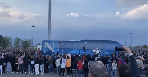 Video Il Bus Del Napoli Arriva Allo Stadio Fischi E Insulti Dei Tifosi