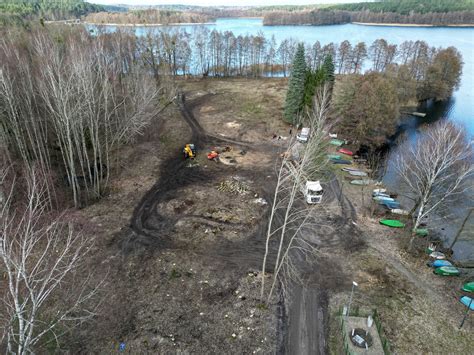 Nad jeziorem Ukiel wycinka drzew Zamiast plaży powstanie 45 apartamentów