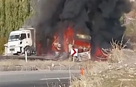 Teška nesreća u Turskoj Autobus naletio na kamion i zapalio se