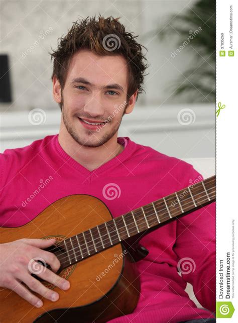 Hombre Que Toca La Guitarra Imagen De Archivo Imagen De Blanco