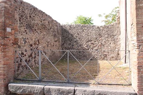 VI 17 22 Pompeii September 2021 Looking West Through Entrance Doorway