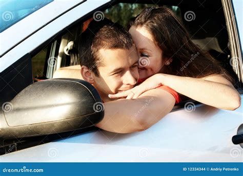 Pares Jovenes Felices En Coche Foto De Archivo Imagen De Edad Nuevo