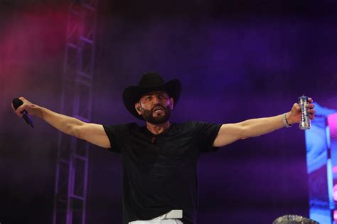 Pancho Barraza Cautiva Al P Blico En El Festival Fiestas De Mayo Puerto