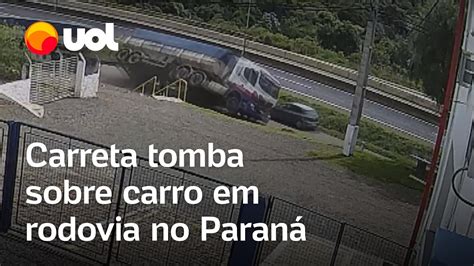 Vídeo flagra momento que carreta tomba sobre carro em rodovia no Paraná