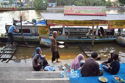 Asyiknya Ngabuburit Di Siring Sungai Martapura Bisa Naik Perahu