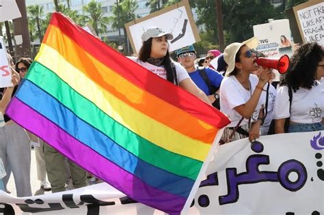 La levée du drapeau homosexuel lors d une manifestation de femmes à