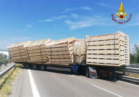 Camion Di Traverso Sulla Modena Sassuolo Circolazione Bloccata