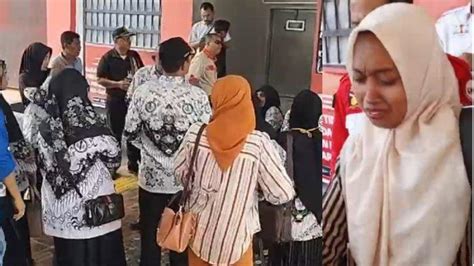 Tangis Haru Guru Supriyani Konawe Selatan Keluar Lapas Perempuan