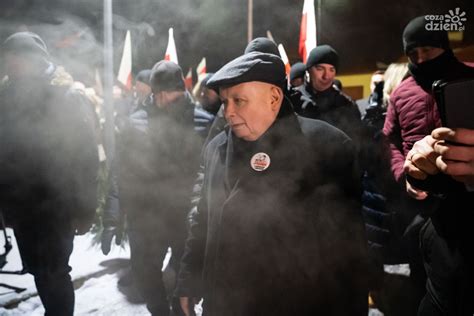 Jarosław Kaczyński manifestował przed radomskim aresztem zdjęcia