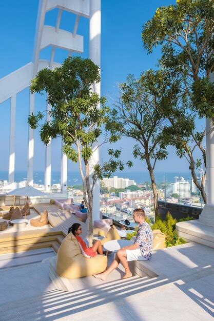 Pareja De Hombres Y Mujeres Cenando Al Atardecer En Un Restaurante En