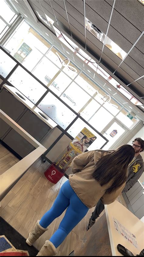 Hot Babe Ordering Food In Bright Blue Leggings Spandex Leggings Yoga Pants Forum