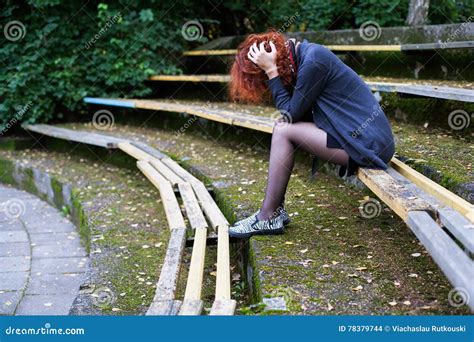 Femme Triste S Asseyant Sur Le Banc En Parc Photo Stock Image Du