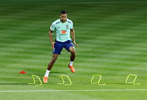 Treino da seleção brasileira tem Alex Sandro no gramado e Neymar de