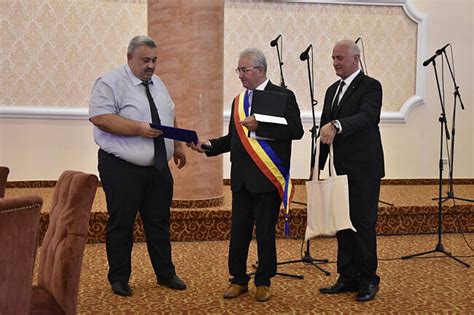 Primarul Ion Lungu a premiat 32 de personalități locale în deschiderea