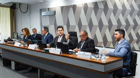 Senadores de comissão aprovam três indicados de Lula ao STJ