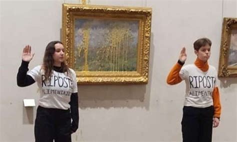 Arrojan Sopa Sobre Un Cuadro De Claude Monet En Francia