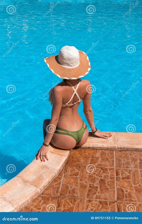 Jeune Dame Dans Le Chapeau De Paille Et Le Bikini Avec De Belles Fesses Rondes Posant Par La