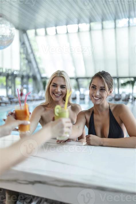 Duas Belas Mulheres Relaxantes Na Piscina Coquet Is Mulheres