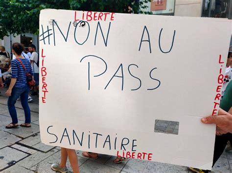 Coronavirus Environ 800 Personnes Manifestent Contre Le Pass