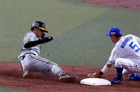 阪神・井上がプロ初盗塁 四球、右前打で1番起用に応える 2024年5月16日掲載 ライブドアニュース