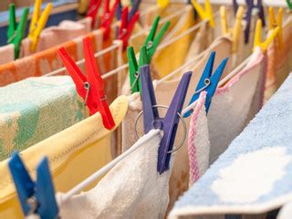 Sola hoja de papel vacía para notas que cuelgan de una cuerda con