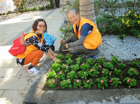 三峽區龍學里里長周秀鳳的部落格 環保綠化：美化家園不落人後，耶魯環保志工隊成立，大家一起種花草，美化社區環境。