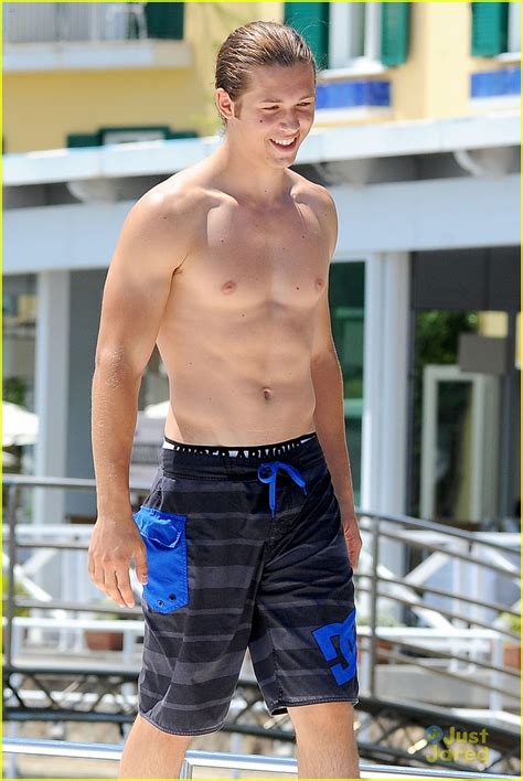 Leo Howard Sheds His Shirt in Italy - See The Shirtless Pics Here ...