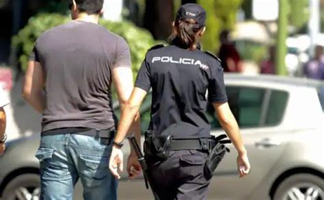 Agrede A Una Policía Nacional Que Le Pilló Practicando Sexo Oral En La Calle Son Su Novia Ideal