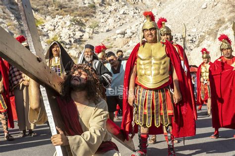 Miles De Fieles Reviven El Viacrucis En El Cerro De Las Noas De Torreón