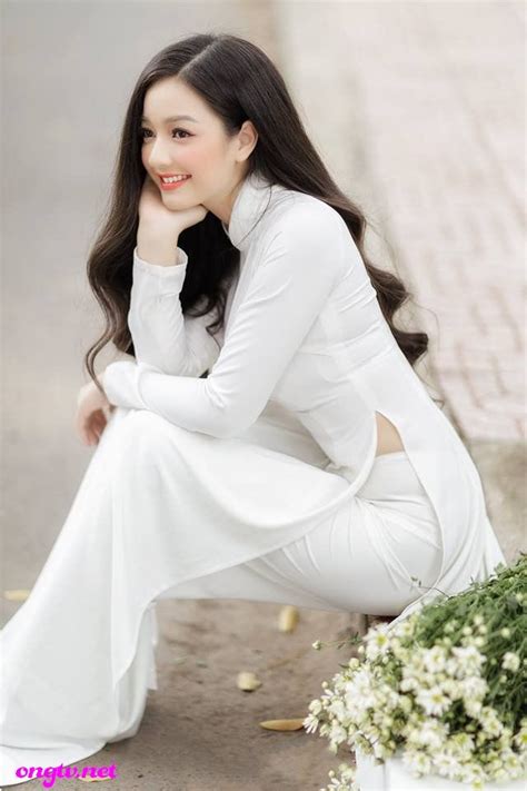 Hot Girl QUỲNH TRÂM Đẹp Tựa Thiên Thần Bên Hoa Cúc Họa Mi Ong Tivi Vietnamese Traditional