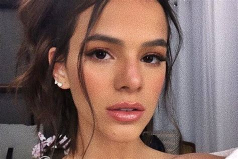 Bruna Marquezine Acusada De Usar Photoshop E Rebate Seguidora