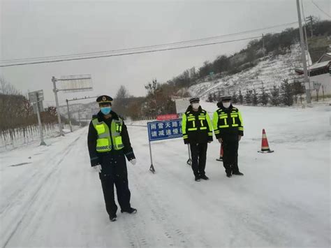 亮丽“雪警” ——海原公安雪天执勤保畅通澎湃号·政务澎湃新闻 The Paper