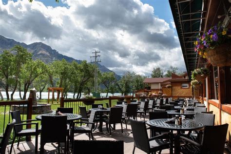 BAYSHORE INN | ⋆⋆⋆ | WATERTON PARK, CANADA | SEASON DEALS FROM $213